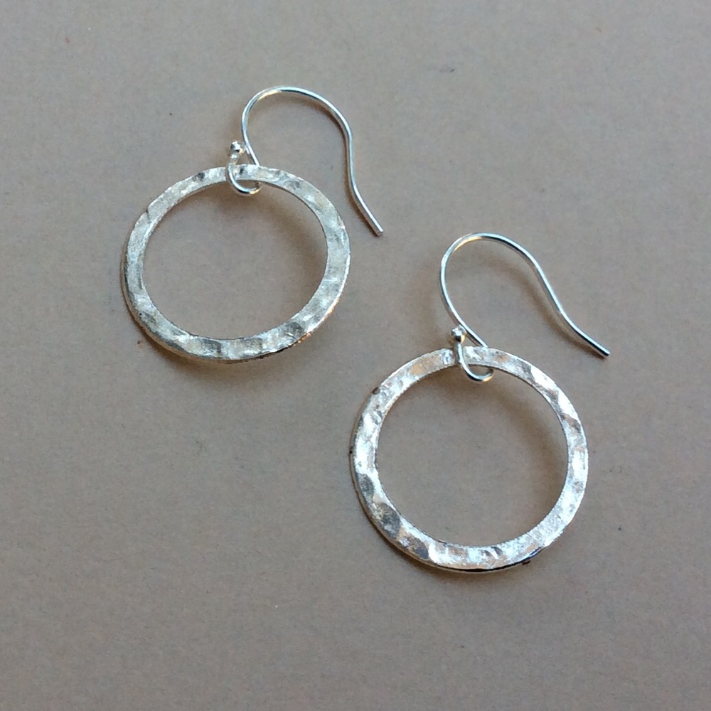 Handcrafted silver hammered circle Earrings - Picture 9 of 9